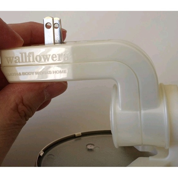 Bath & Body Works Santa Sleigh Reindeer Winter Wallflower Diffuser Nightlight - Picture 4 of 8